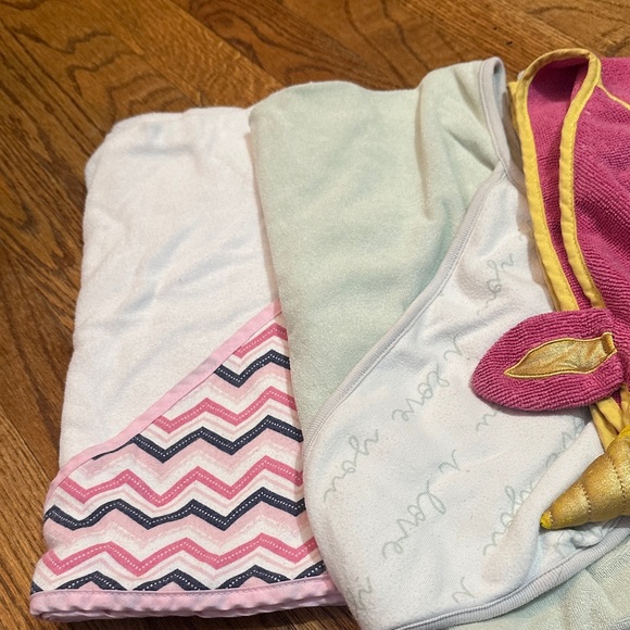 4 girls bath towels with hoods and a blanket. - Picture 2 of 3